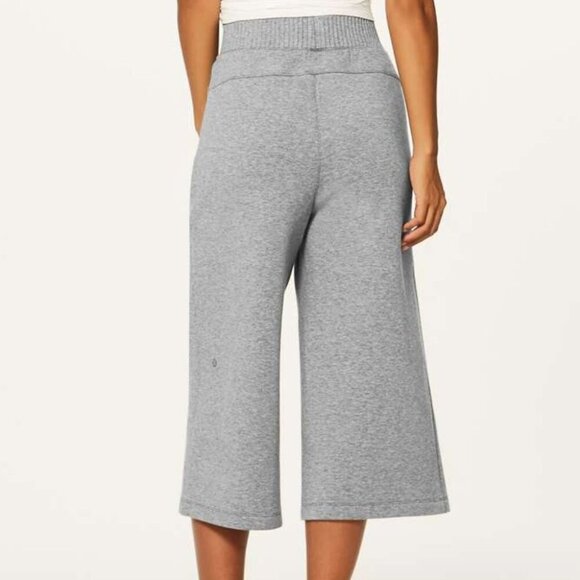 Lululemon New Form Crop 17"Heathered Medium Grey size 2 - Picture 5 of 7